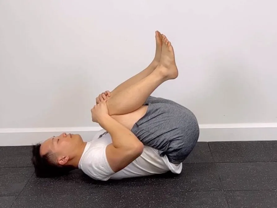 کشش زانو به سینه (Knee-to-Chest Stretch)