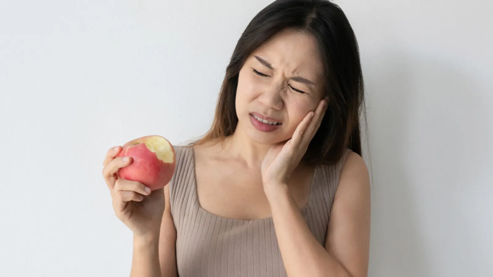 چرا هنگام غذا خوردن دچار گردن درد میشویم؟