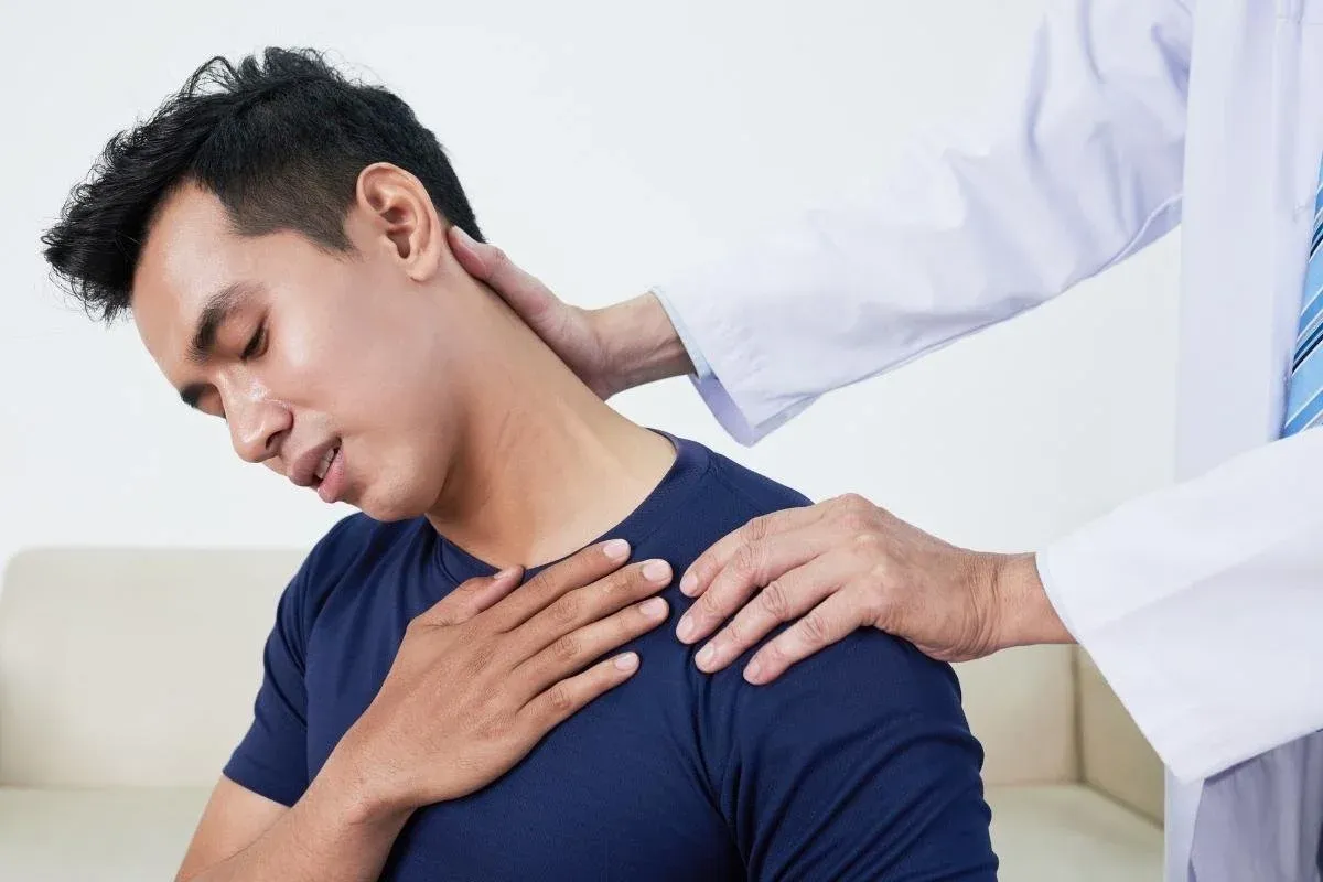 منوال تراپی چگونه درد دیسک گردن را از بین میبرد