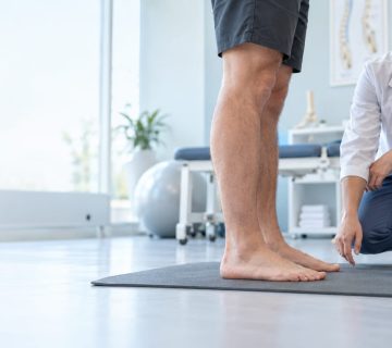 معاینه کف پای صاف و ارزیابی قوس داخلی پا توسط متخصص